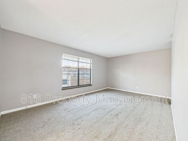 Building Photo - 1020 NE Lindsay Ave