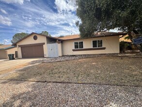 Building Photo - 1016 E Cottonwood Dr