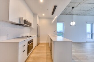 Building Photo - 5200 Rue de la Savane