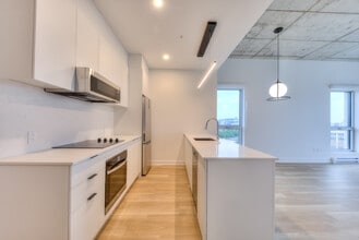 Building Photo - 5200 Rue de la Savane