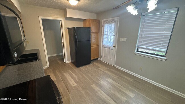 Foto del edificio - 5807 Larkgrove Dr
