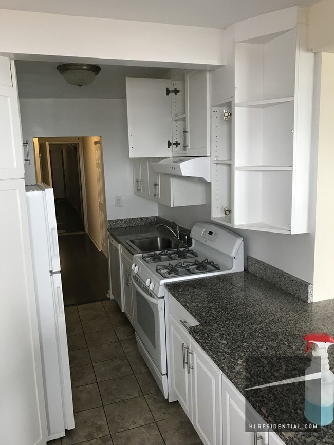 Foto del edificio - 3205 Emmons Ave