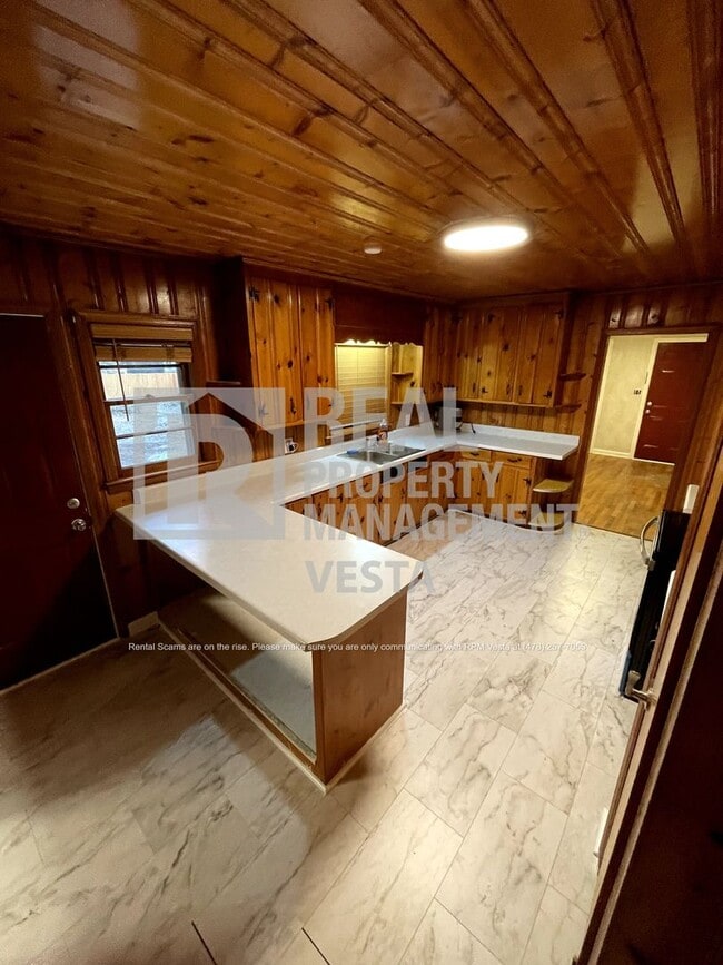 Building Photo - Spacious Three Bedroom Home in Great Locat...