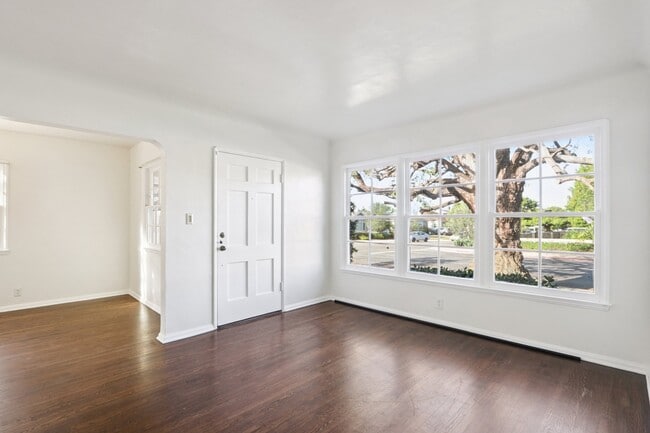Foto del edificio - 8426 Alverstone Ave