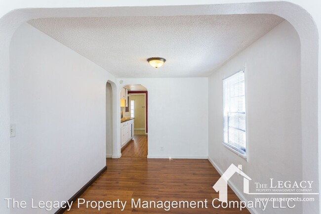 Foto del edificio - 1 br, 1 bath House - 122 East L Street