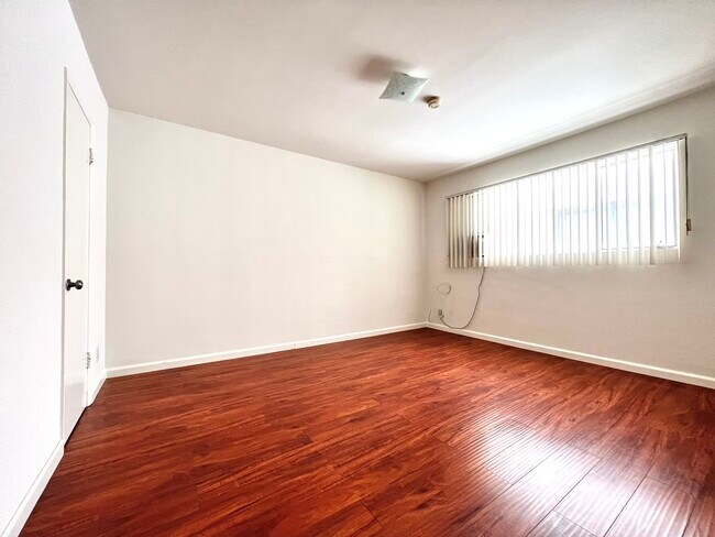 Building Photo - 515 S Serrano Ave