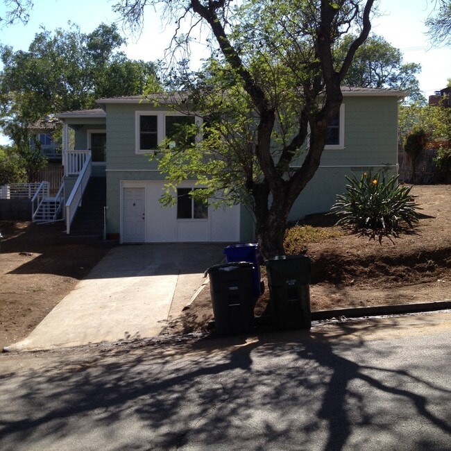 Building Photo - Beautiful 2bd/1ba Upstairs Duplex with a H...