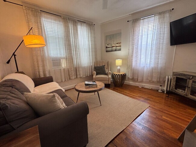 Building Photo - 183 Kent St