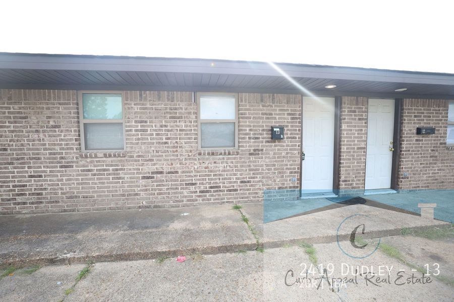 Foto principal - 2419 Dudley St