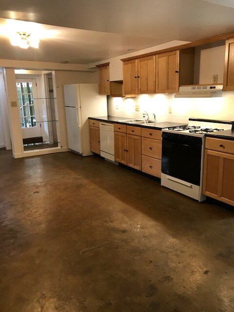 Large Eat-In Kitchen - 87 Druid Cir NE