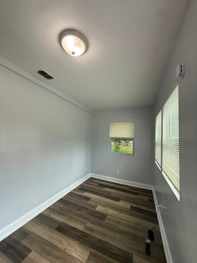 Foto del edificio - 1427 W 8th St