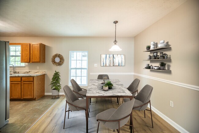 Foto del edificio - 4750 Rhett Dr