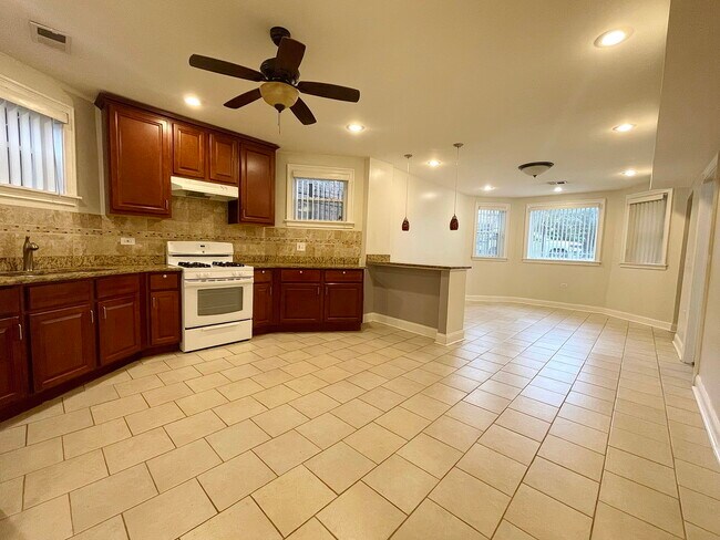 Building Photo - 2449 N Avers Ave