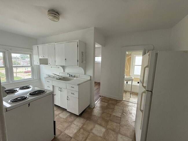 Building Photo - 1 bedroom, 1 bathroom Apartment! JULY 2026!