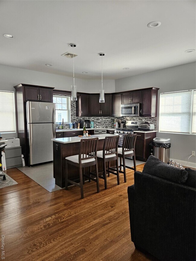 Foto del edificio - 93 Hempstead Ave