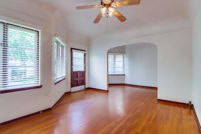 Foto del edificio - Charming Top Floor 1-Bedroom Apartment in ...