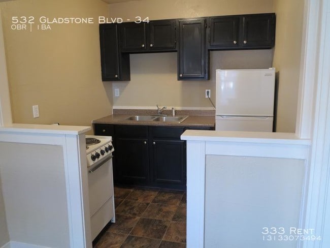 Building Photo - Hardwood floors close to the city!