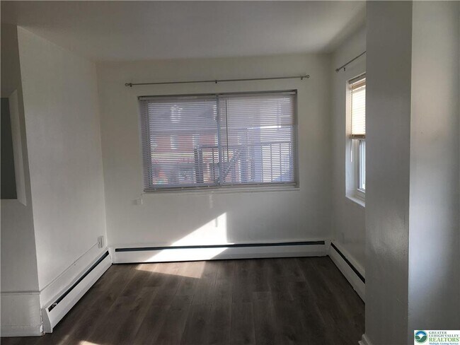 Foto del edificio - 210 W Gordon St