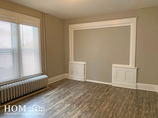 Building Photo - 5BR House Available August 1st