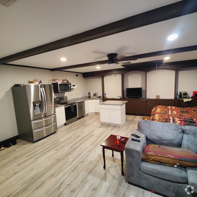 Building Photo - 9720 Sandpiper St