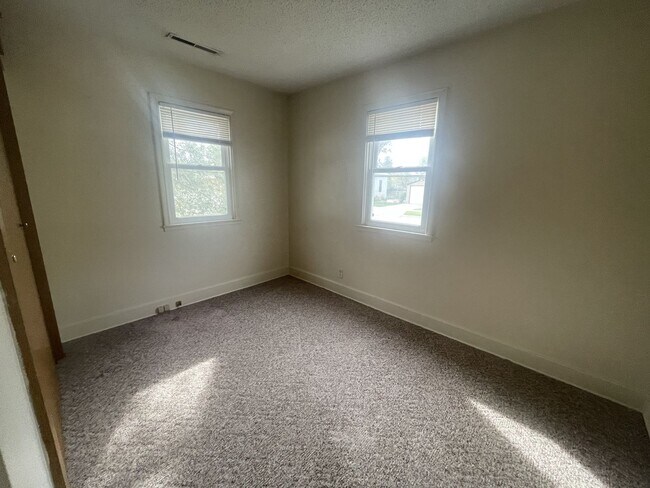 Foto del edificio - Two Bedroom, One and half bathroom house! ...