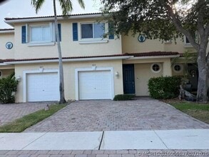 Building Photo - 3075 N Evergreen Cir