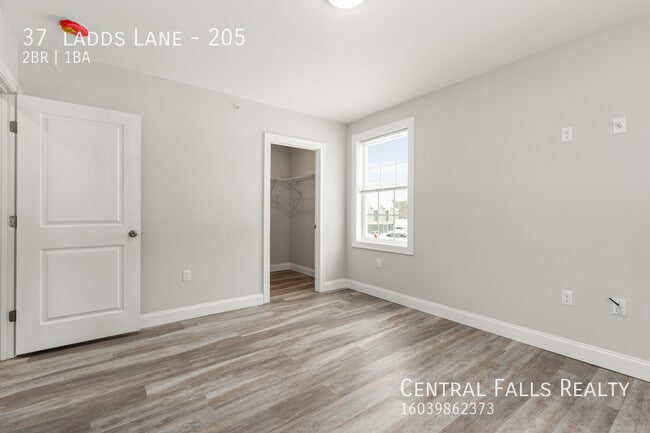 Building Photo - 2 Bedroom Available Now !