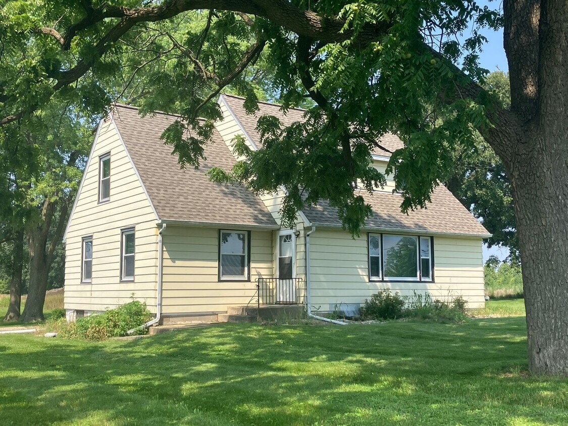Foto principal - Updated 4 Bedroom, 1 Bathroom Farmhouse
