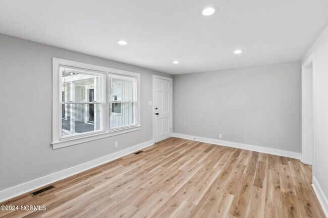 Foto del edificio - 2402 E 3rd St