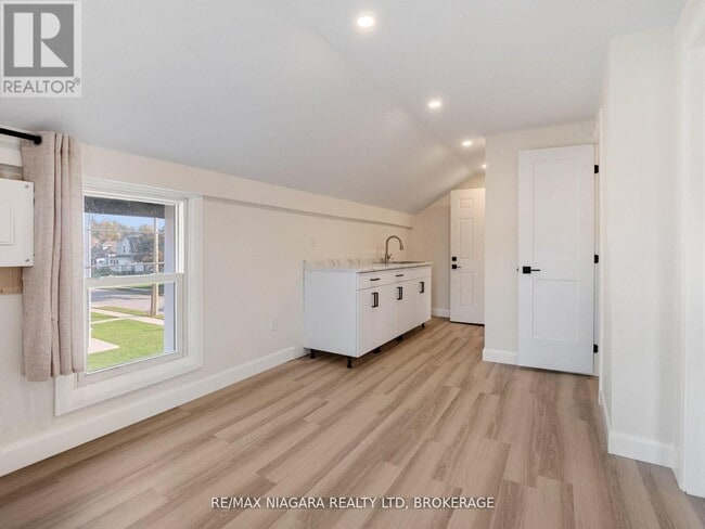 Building Photo - 132 Waterloo St