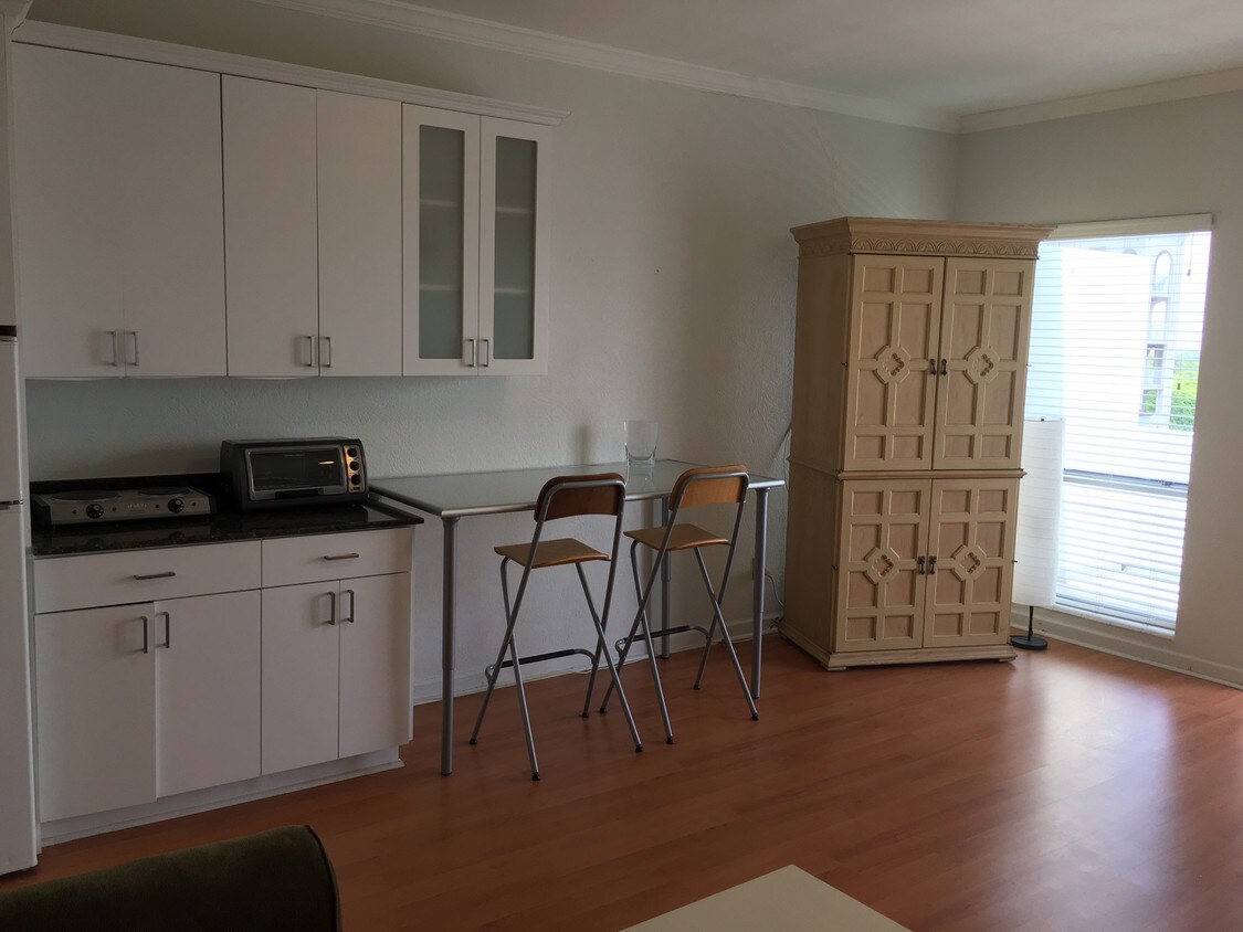 Kitchenette - 700 Biltmore Way