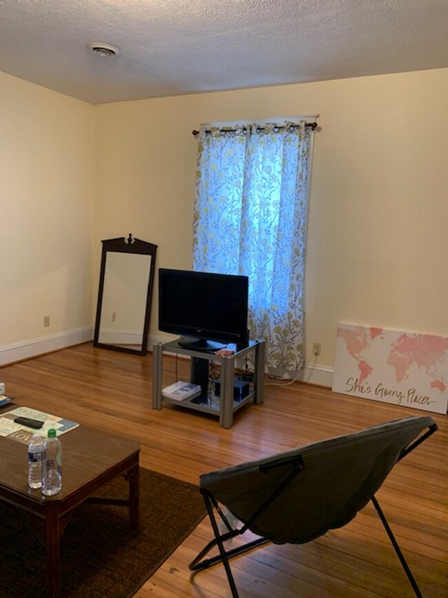 Foto del edificio - 215 N Lewis St