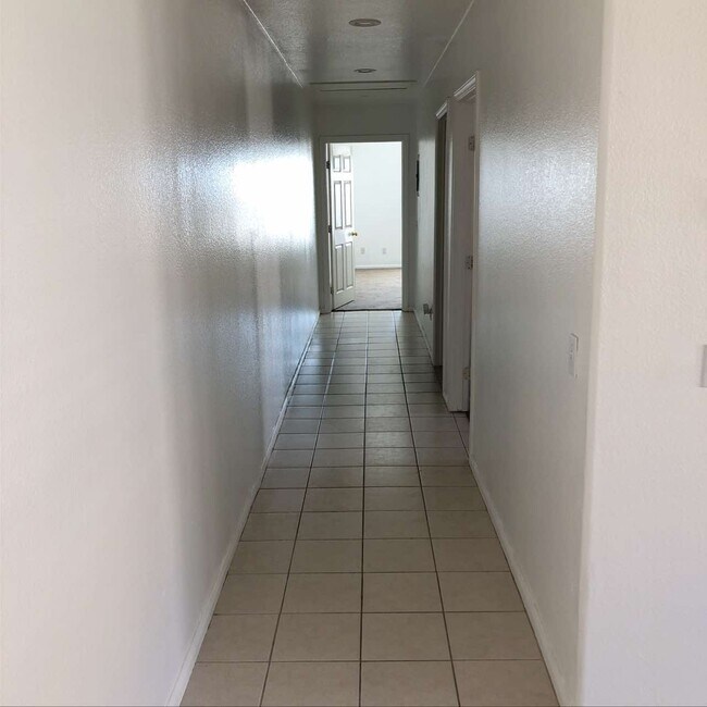 Foto del edificio - 2541 E Ambush St