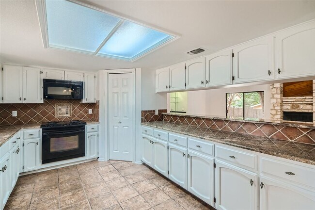 Foto del edificio - Charming Home in an Established Neighborhood — No Cookie-Cutter Living Here!