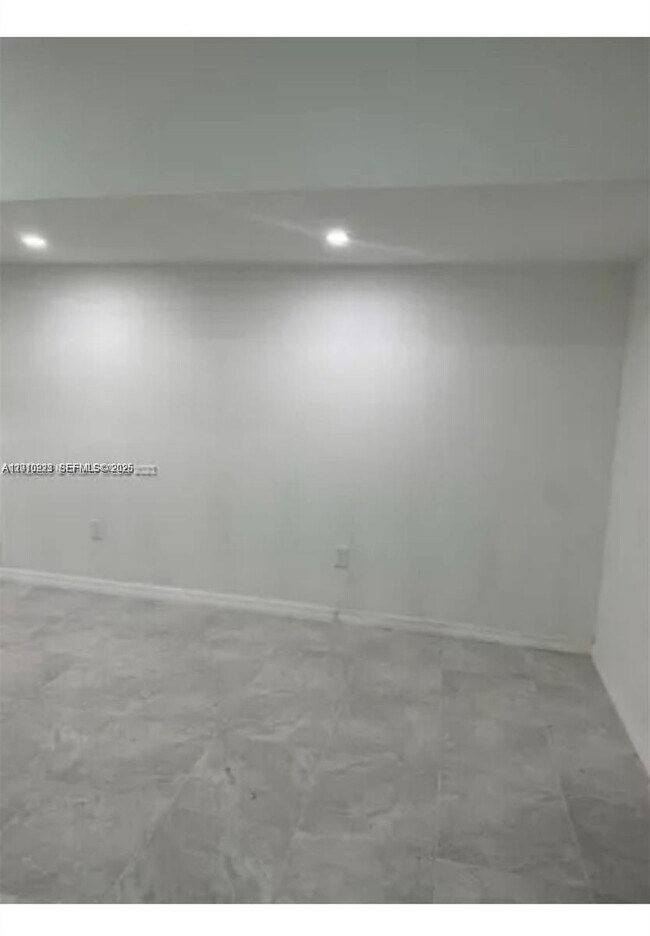 Building Photo - 9860 SW 161st Ave