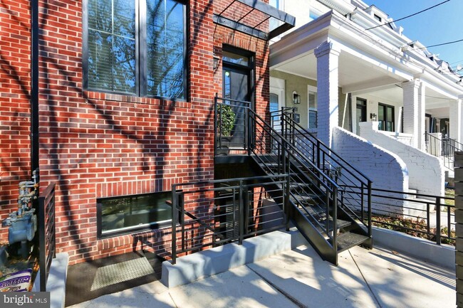 Foto del edificio - 523 Longfellow St NW