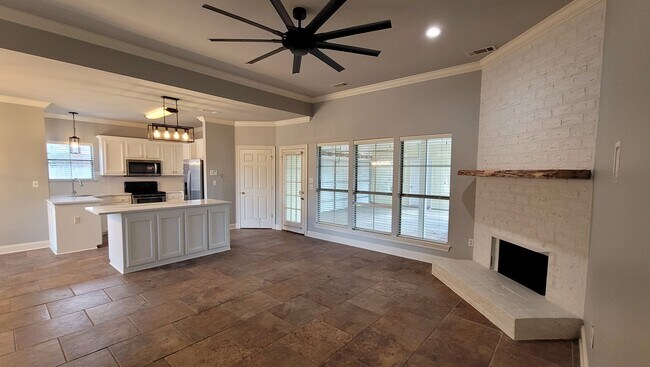 Foto del edificio - Beautiful 3 bedroom with large fenced yard & conveniently located