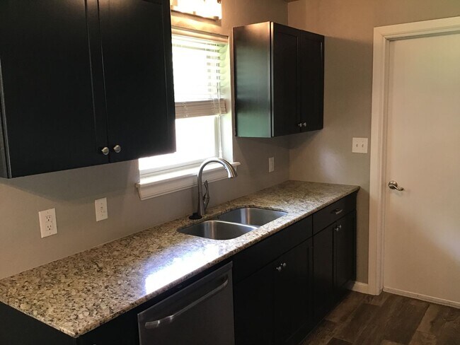 Foto del edificio - 3 bedroom, 1 1/2 baths and a 1 car garage ...