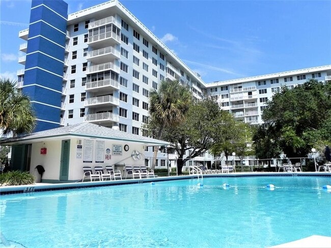 Foto del edificio - 4200 Hillcrest Dr