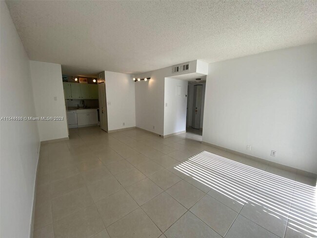 Building Photo - 2631 Riverside Dr