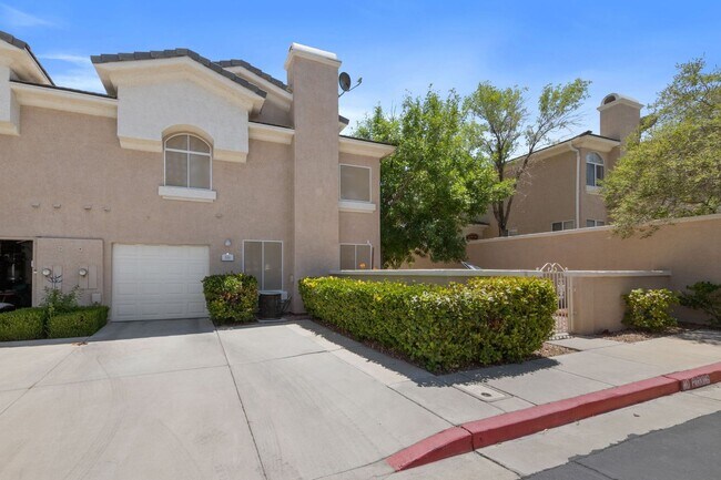 Foto del edificio - HENDERSON BEAUTIFUL 2-STORY TOWNHOME WITH ...