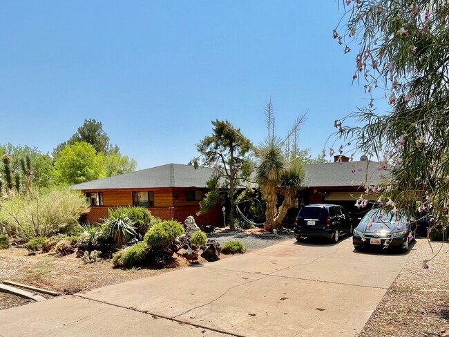 Building Photo - 2834 Bloomington Dr E