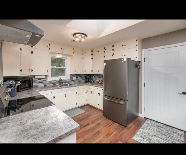 Kichen/skylight - 1045 Forest Hills Dr SW