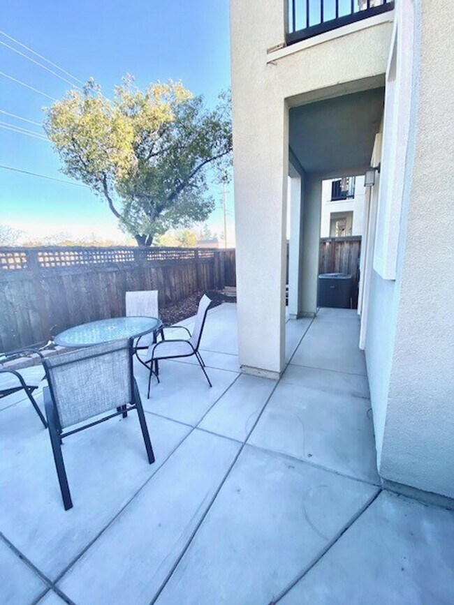 Building Photo - Stunning Townhome Near Down Town Livermore