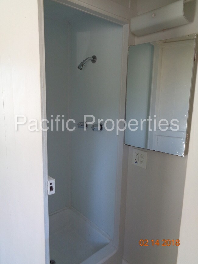 Building Photo - Fully Remodeled Studio Apartment