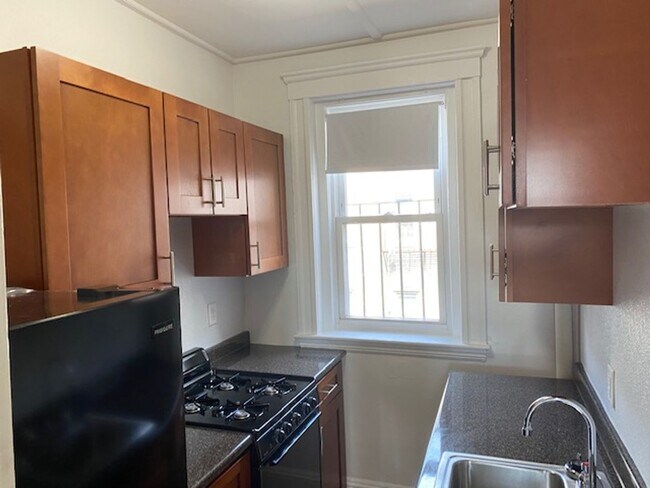 Building Photo - 1-2 Bed (split) Fenway 9/1
