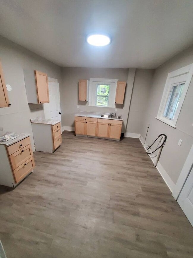 Foto del edificio - Charming 4-Bedroom Property in Prime Location