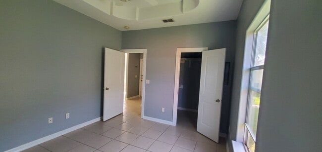 Building Photo - 410 E Austin St