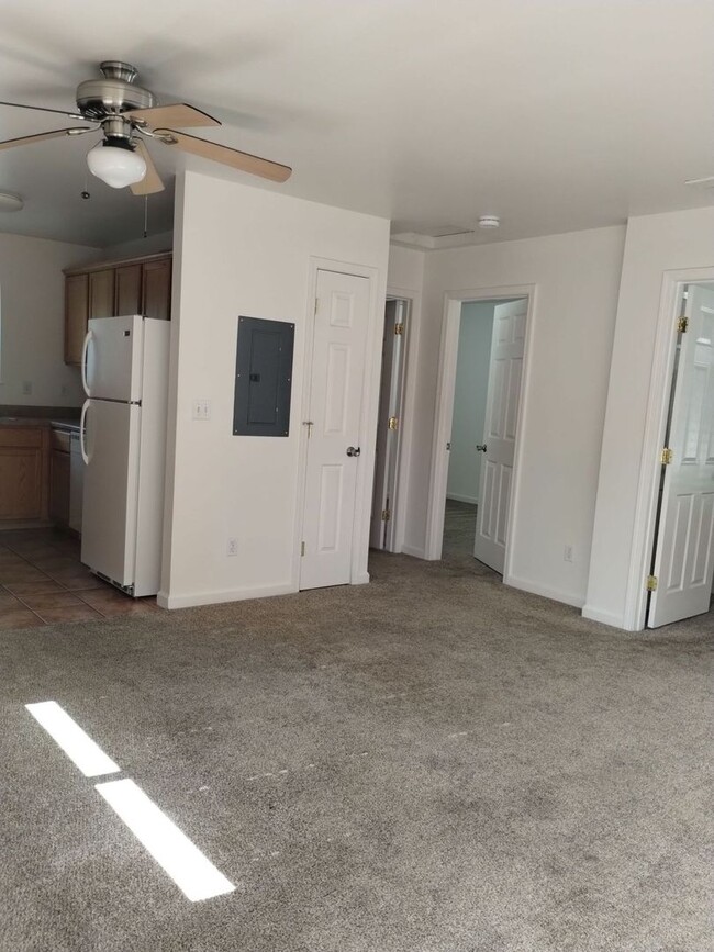 Building Photo - Little Apt.  2 bed, 1 bath and 2 car priva...