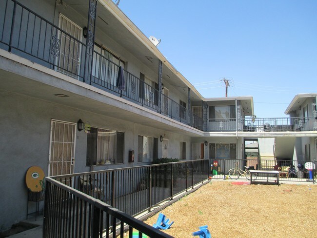 Foto del edificio - 7745 Florence Ave